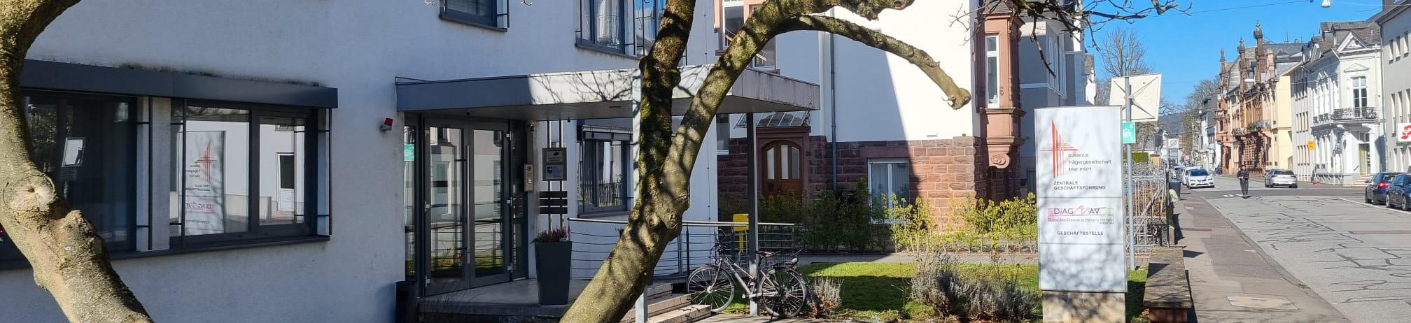Man sieht den Eingang der DiAG Geschäftsstelle