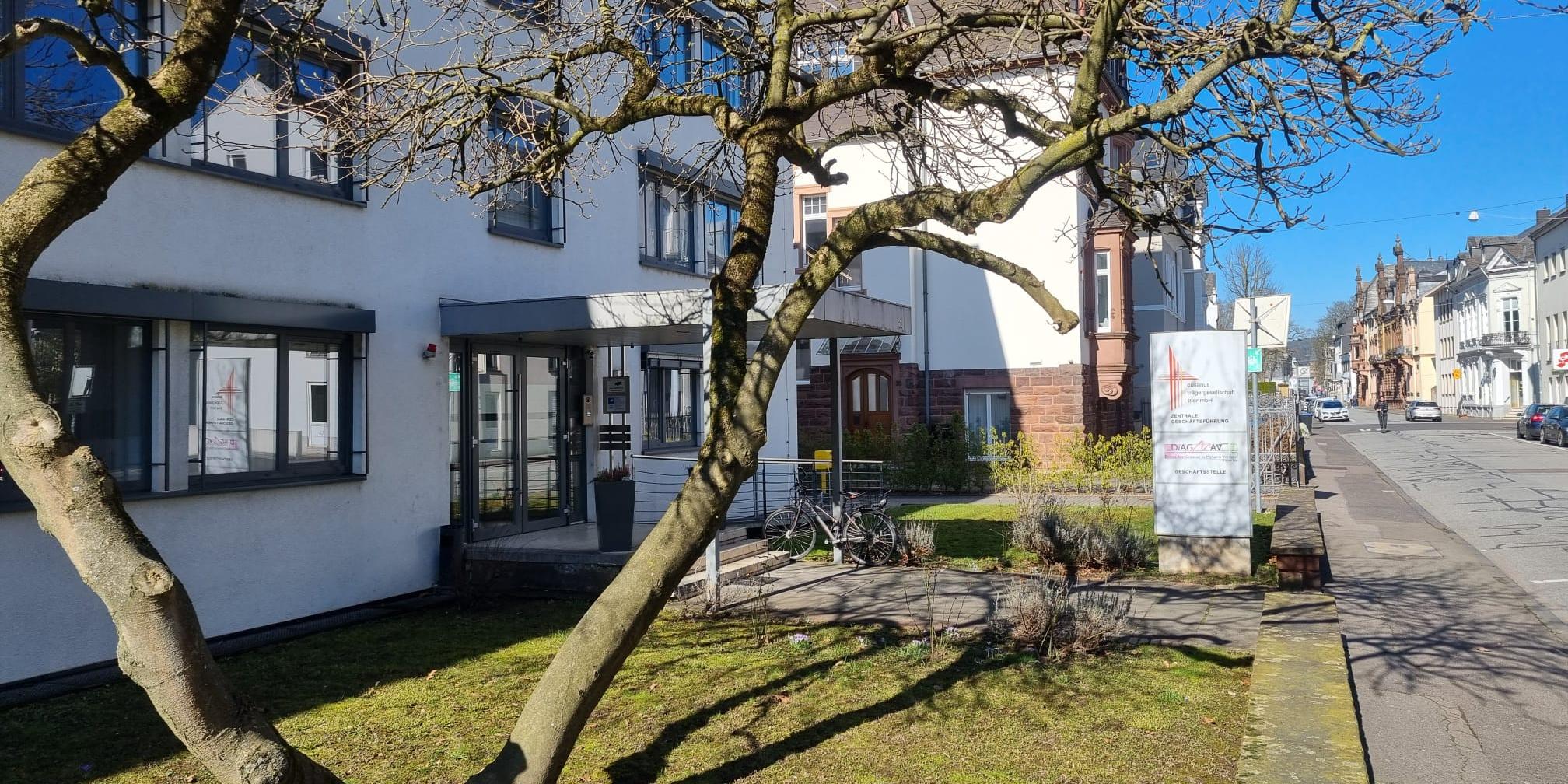 Man sieht den Eingang der DiAG Geschäftsstelle