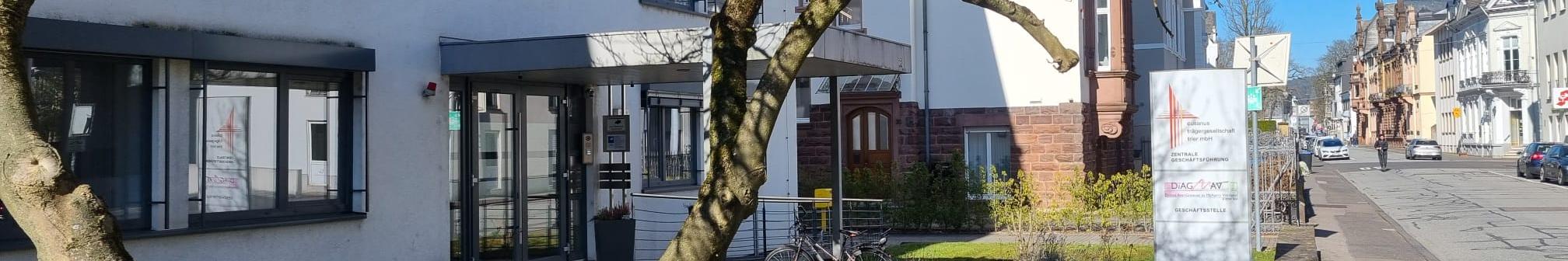 Man sieht den Eingang der DiAG Geschäftsstelle