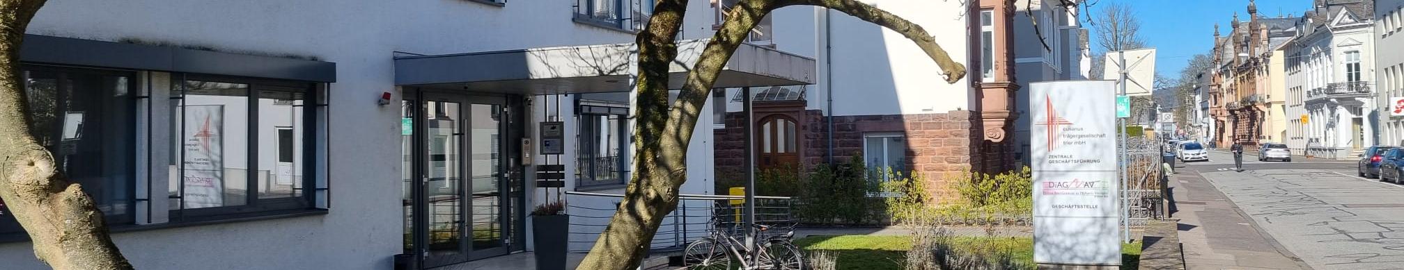 Man sieht den Eingang der DiAG Geschäftsstelle