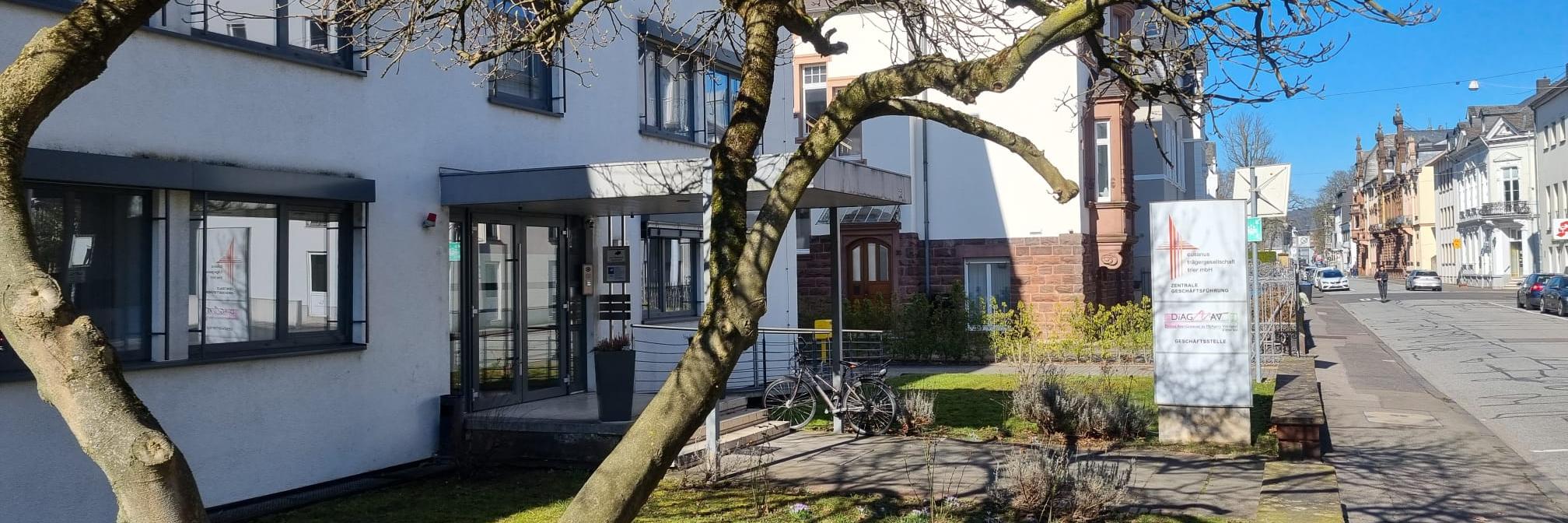 Man sieht den Eingang der DiAG Geschäftsstelle