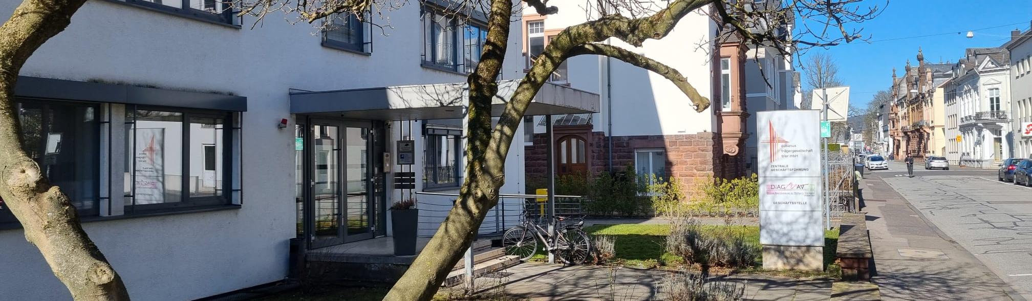 Man sieht den Eingang der DiAG Geschäftsstelle