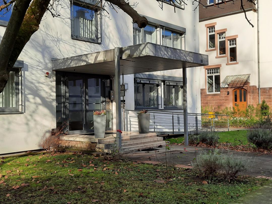 Man sieht den Eingang der DiAG Geschäftsstelle